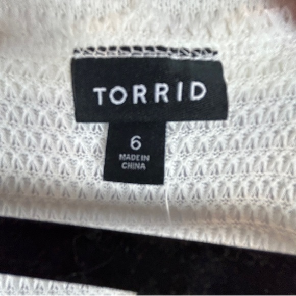 Torrid Neutral Waffle V-Neck Lace Inset Sweatshirt 6X NWT - Picture 7 of 16